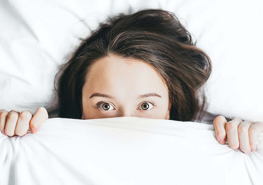 Mulher na cama com insônia 