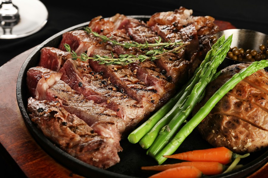 Bife de carne vermelha com vegetais