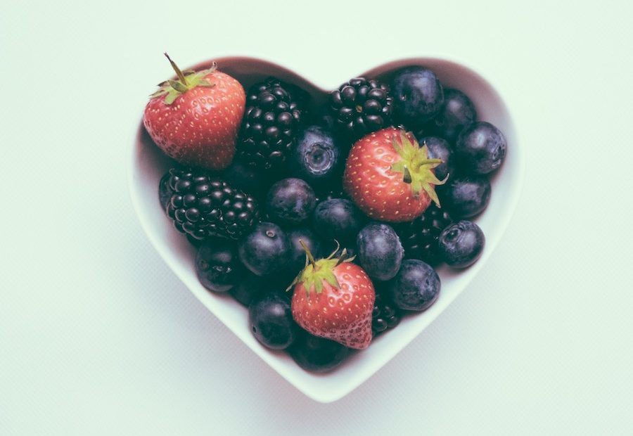 Frutas vermelhas em um pote em forma de coração