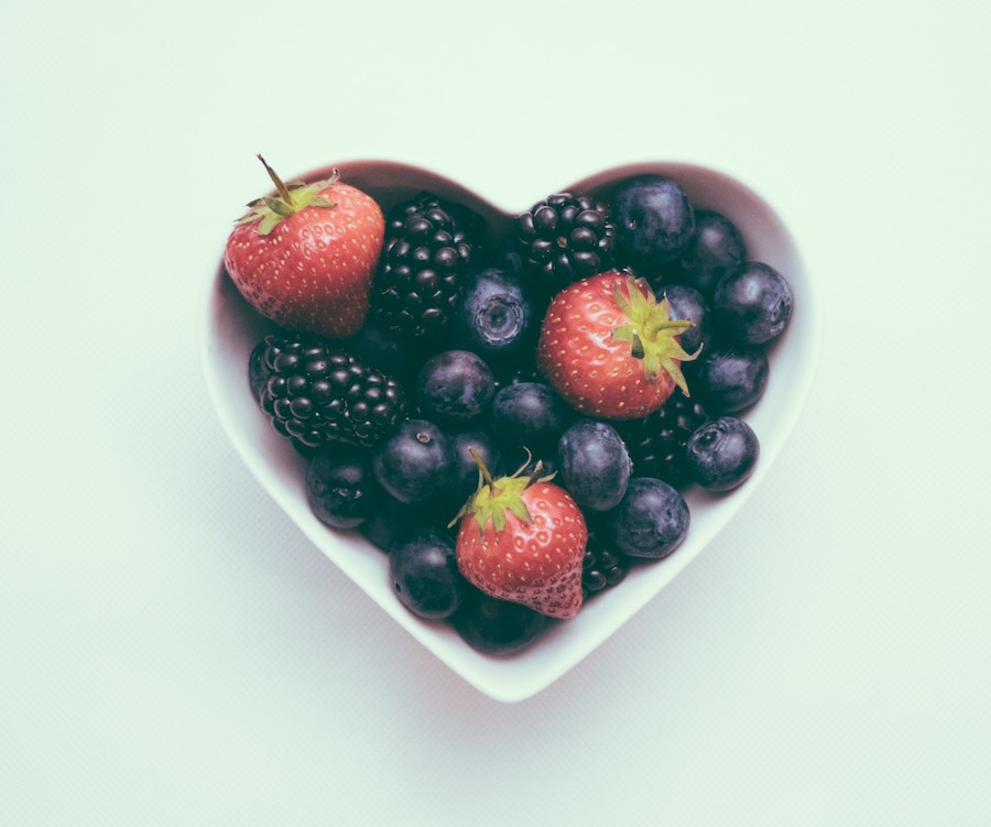 Frutas vermelhas em um pote em forma de coração